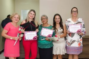 Leia mais sobre o artigo Vereadora Mana distribui rosas às mulheres em seu dia ao final da sessão especial